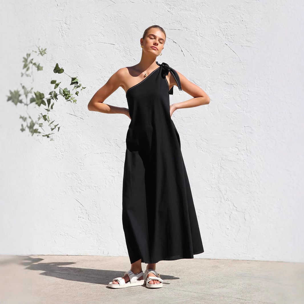 Vestido de verano con hombros caídos de celebridades de Internet. El mismo vestido elegante con cordones en los hombros.