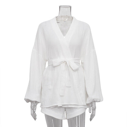Conjunto de dos piezas de top blanco con cordones y pantalones cortos de cintura alta holgados e informales de verano.