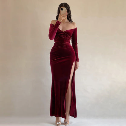 Vestido elegante de terciopelo con abertura alta y hombros descubiertos para mujer