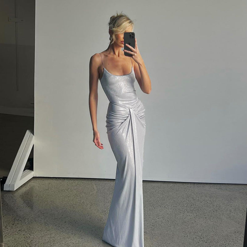 Vestido sexy de mujer adulta con escote en V profundo, fruncido, ajustado y con tirantes finos.