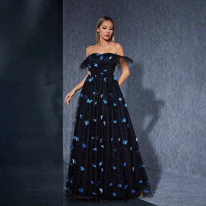 Vestido negro con hombros descubiertos y malla bordada con mariposas para cóctel o noche