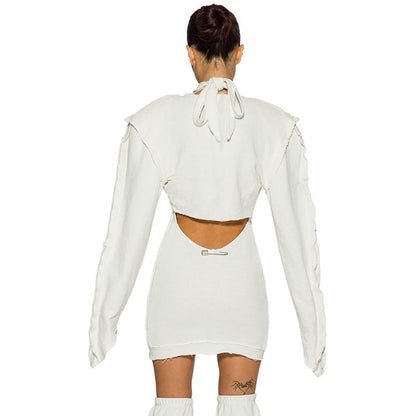 Conjunto de vestido corto con capucha y manga larga con cuello halter, espalda descubierta y rotos para mujer