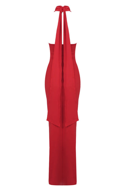 Vestido largo con apliques florales y cuello halter de Moira 