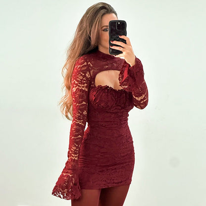 Vestido de mujer con encaje, costura en el pecho, aberturas, mangas acampanadas, cintura y cadera