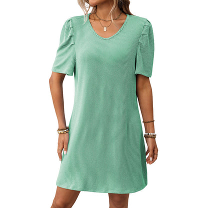 Vestido de verano para mujer con mangas abullonadas y tiras torcidas de colores contrastantes y largo medio