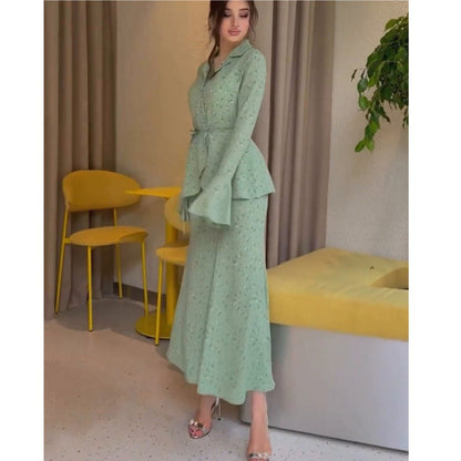 Conjunto de dos piezas de top y falda de manga larga con estampado floral pequeño para mujer