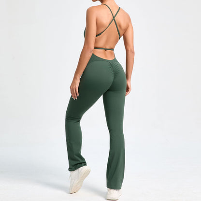 Mono de yoga de una pieza con tirantes ajustables y espalda descubierta, estilo deportivo, de color melocotón y cadera.