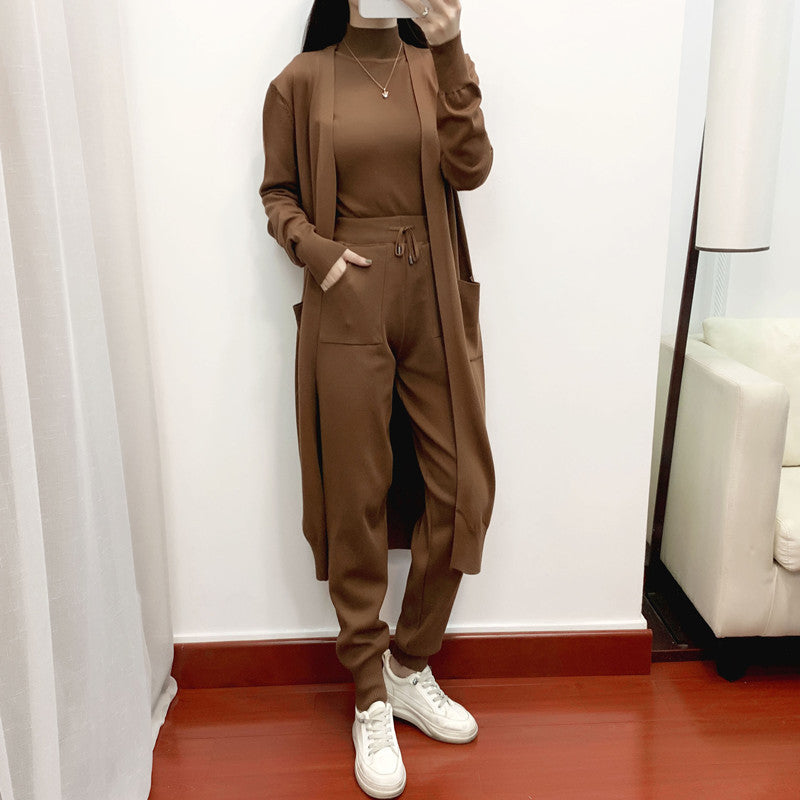 Conjunto deportivo informal de tres piezas para mujer, primavera y otoño, con un aspecto juvenil y moderno.