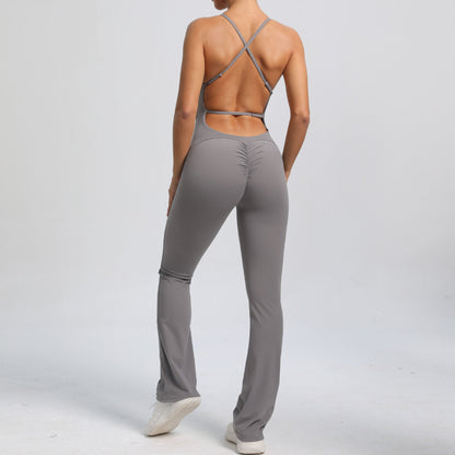 Mono de yoga de una pieza con tirantes ajustables y espalda descubierta, estilo deportivo, de color melocotón y cadera.