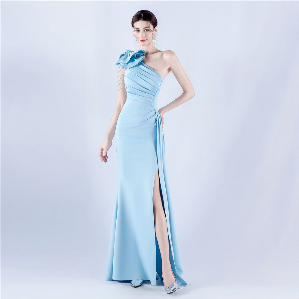 Vestido de noche de satén con hombros descubiertos y plisado con flores artísticas hechas a mano con cuentas de industria pesada para mujer