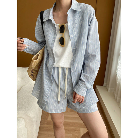 Camisa de rayas con textura francesa y pantalones cortos de pierna de dos piezas