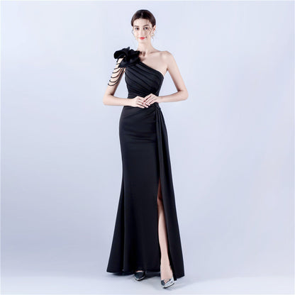 Vestido de noche de satén con hombros descubiertos y plisado con flores artísticas hechas a mano con cuentas de industria pesada para mujer