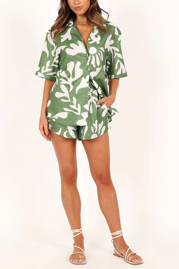 Conjunto de top corto y pantalones cortos estampados con cuello polo para mujer