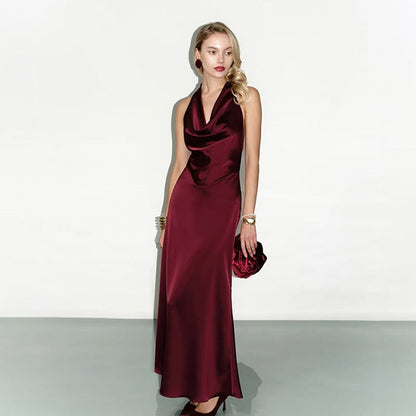 Vestido de satén elegante, ajustado, sexy, con cuello halter y espalda descubierta, de color rojo vino.