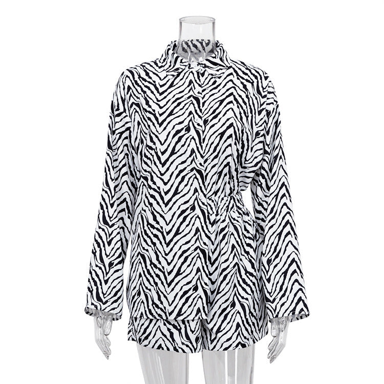 Conjunto de otoño de dos piezas con camisa holgada a rayas blancas y negras y pantalones cortos para mujer