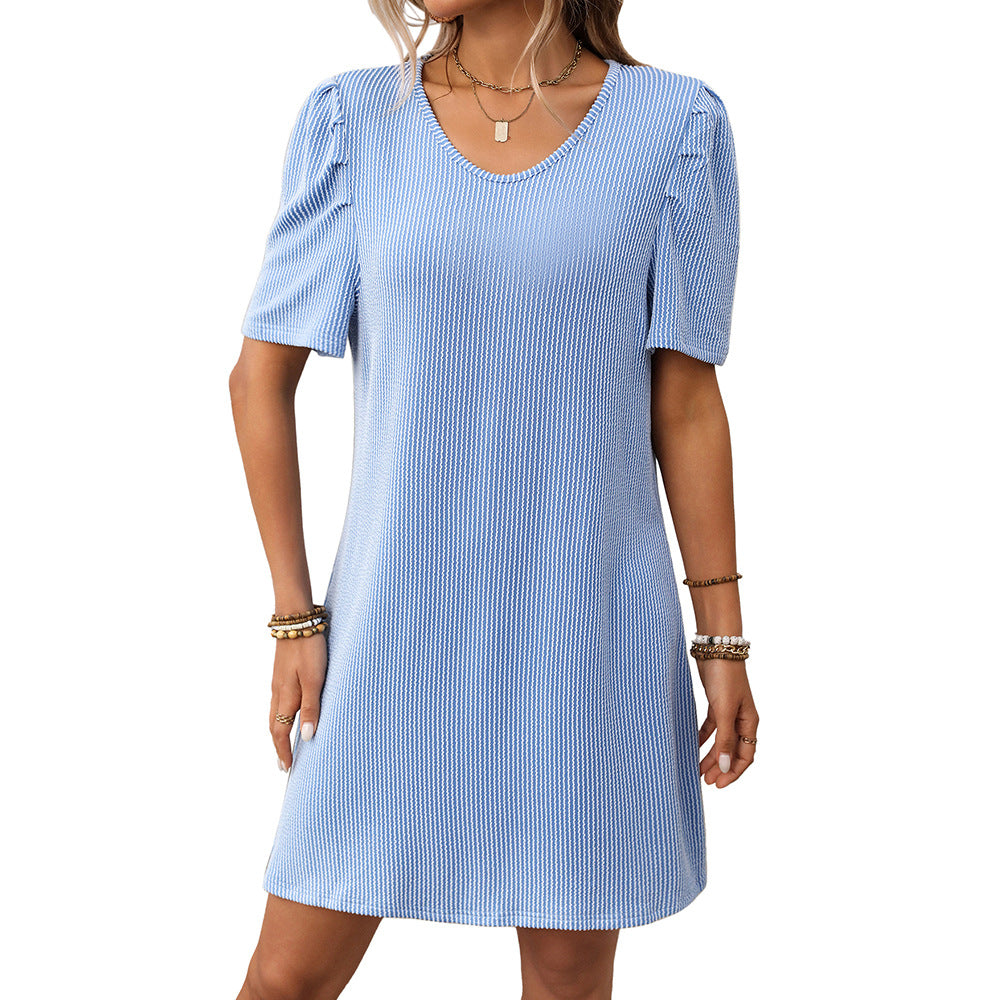 Vestido de verano para mujer con mangas abullonadas y tiras torcidas de colores contrastantes y largo medio