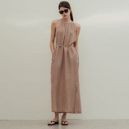 Vestido halter transpirable de sarga de seda de amoníaco cobre con cordones y diseño holgado y adelgazante con abertura midi.