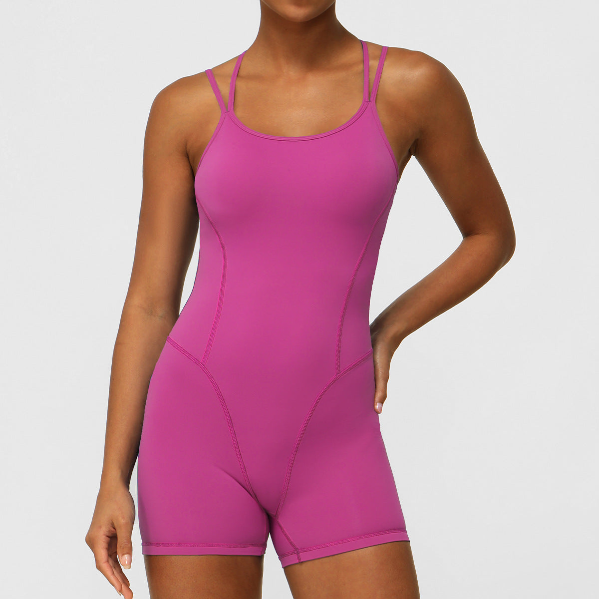 Mono deportivo de yoga con tirantes finos cruzados y espalda descubierta para mujer, con escote en V profundo y caderas pronunciadas.
