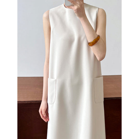 Vestido de oficina sencillo y elegante, sin mangas, holgado, con cuello redondo y corte recto.