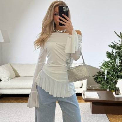 Camiseta ajustada de manga larga con hombros descubiertos y mangas acampanadas para mujer