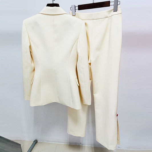 Conjunto de dos piezas de blazer, pantalón y botones rojos de corte cool y corte ajustado con estrellas