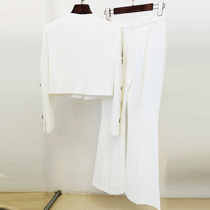 Conjunto de traje de chaqueta corta con cuello redondo y cuentas de la industria pesada con pantalones acampanados divididos
