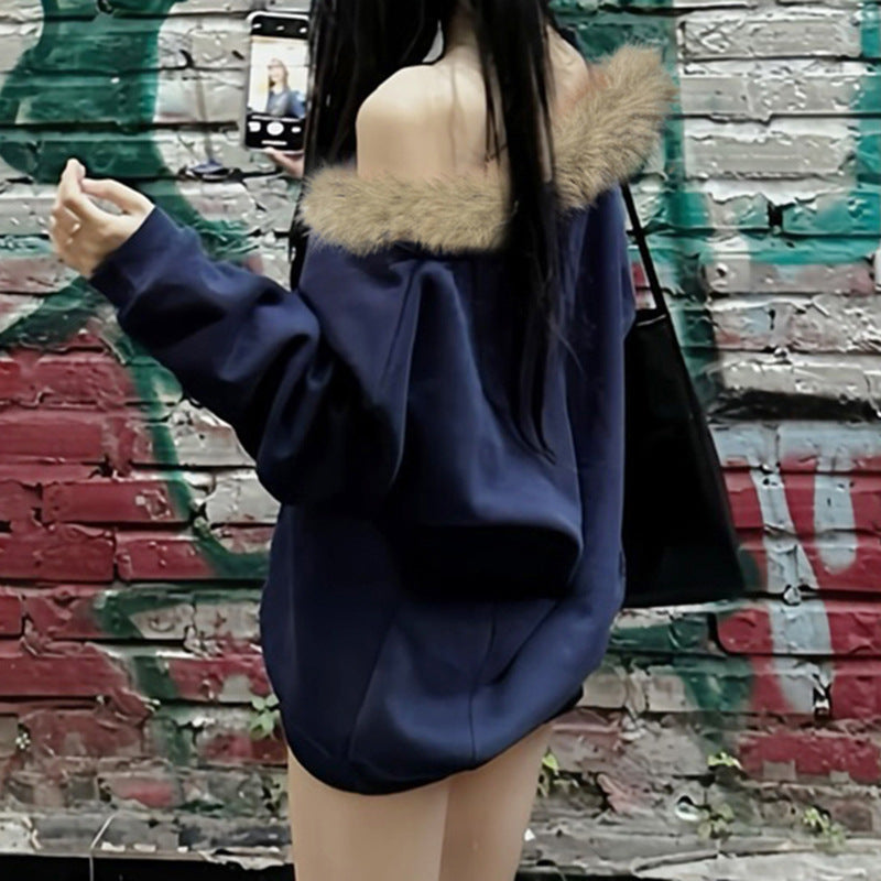 Sudadera holgada con cuello diagonal y costuras peludas de estilo callejero, sexy, informal, con hombros descubiertos y mangas largas