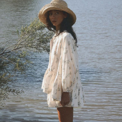 Falda clásica francesa con mangas abullonadas, cuello alto pequeño, camisa con volantes, pantalones cortos estampados