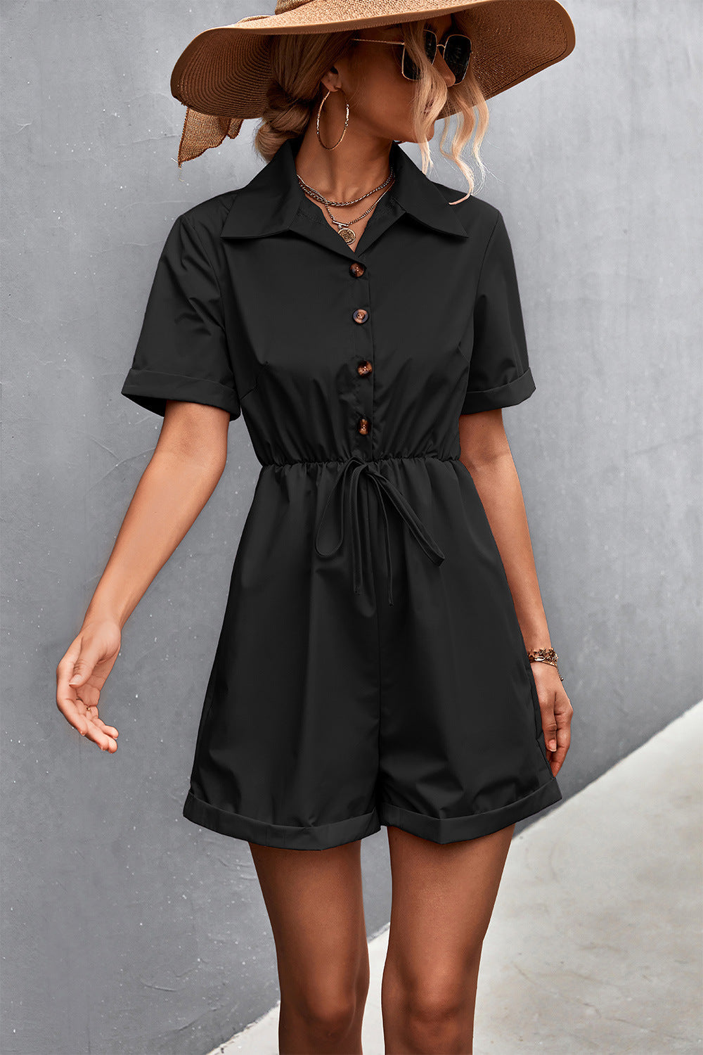 Mono de manga corta con cuello camisero y cordones, popular para primavera y verano