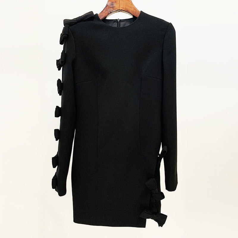 Vestido pequeño asimétrico con lazo y aberturas, con personalidad de estrella de principios de otoño