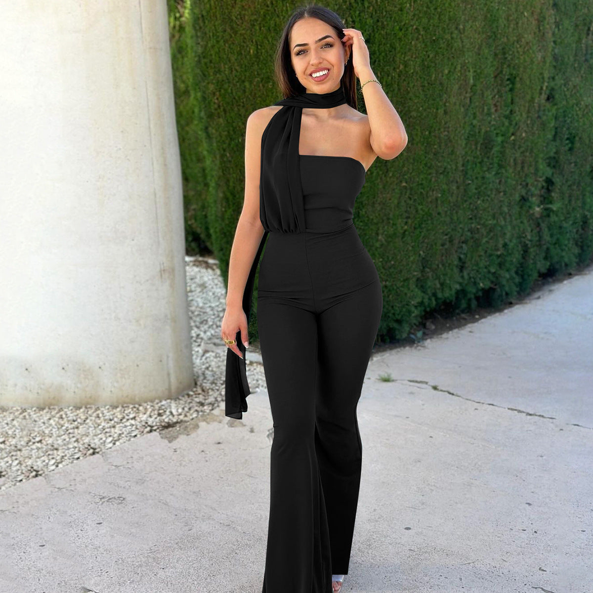 Mono elegante de verano con cuello halter y lazo para mujer