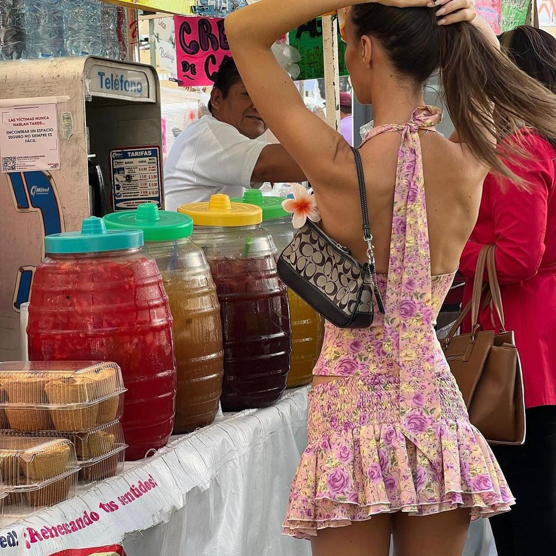 Conjunto de dos piezas formado por top y falda floral, cuello en V, espalda descubierta y falda sexy