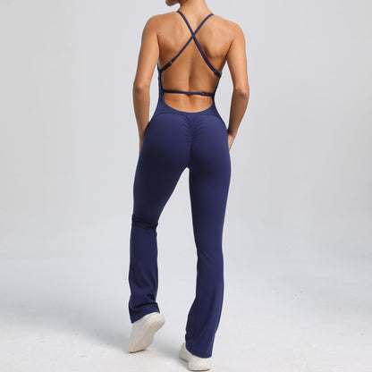 Mono de yoga de una pieza con tirantes ajustables y espalda descubierta, estilo deportivo, de color melocotón y cadera.