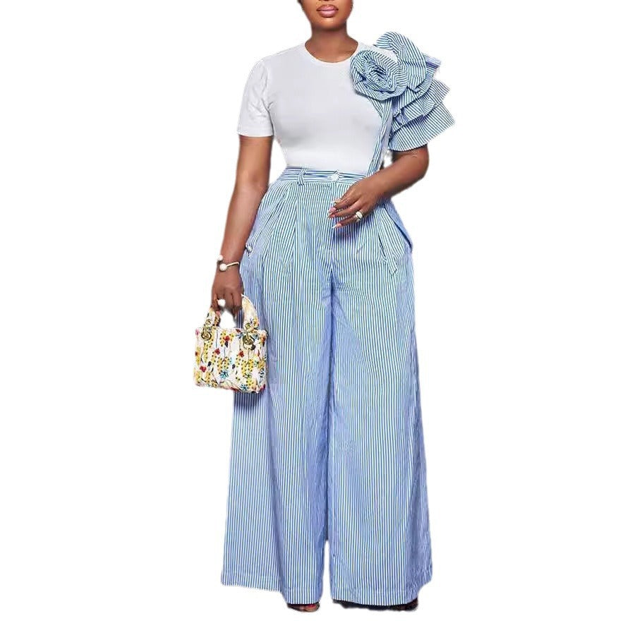 Conjunto de dos piezas con pantalones anchos de pierna y rayas de color contrastante y manga corta con cuello redondo
