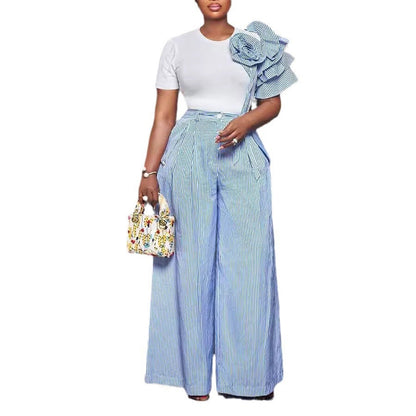 Conjunto de dos piezas con pantalones anchos de pierna y rayas de color contrastante y manga corta con cuello redondo