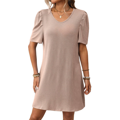 Vestido de verano para mujer con mangas abullonadas y tiras torcidas de colores contrastantes y largo medio