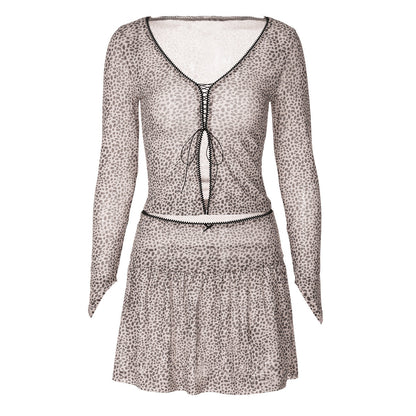 Conjunto de minifalda y camiseta de manga larga con tirantes y cuello en V con estampado de leopardo de verano para mujer