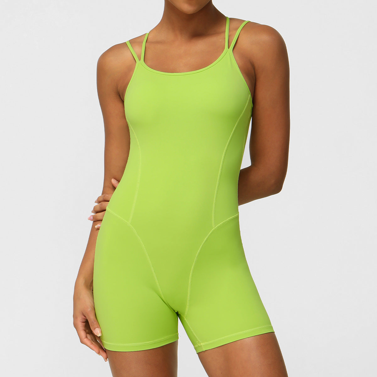 Mono deportivo de yoga con tirantes finos cruzados y espalda descubierta para mujer, con escote en V profundo y caderas pronunciadas.