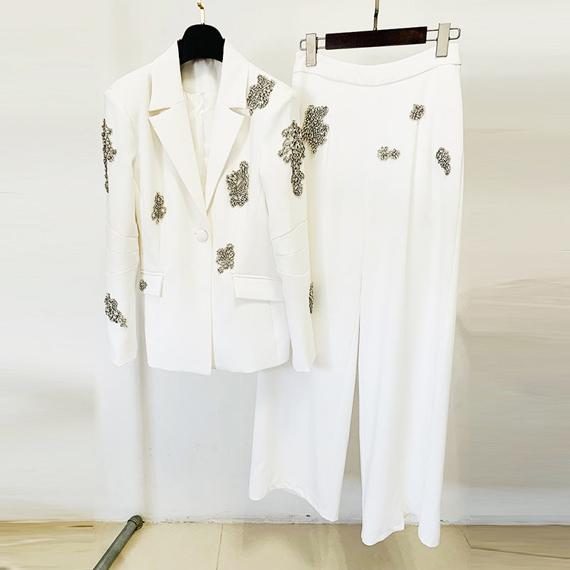 Traje de dos piezas con pantalón ancho y blazer de un botón con incrustaciones de diamantes y cuentas de Heavy Industry