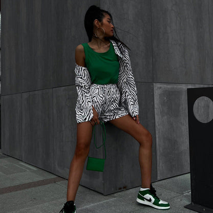 Conjunto de otoño de dos piezas con camisa holgada a rayas blancas y negras y pantalones cortos para mujer