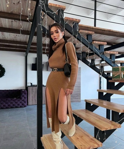 Vestido popular de lana con cuello alto, manga larga y abertura en el muslo