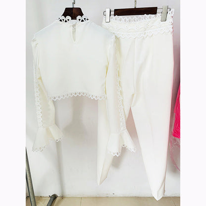 Conjunto de dos piezas de Goods Stars con pantalones ajustados y top corto con mangas acampanadas y encaje calado