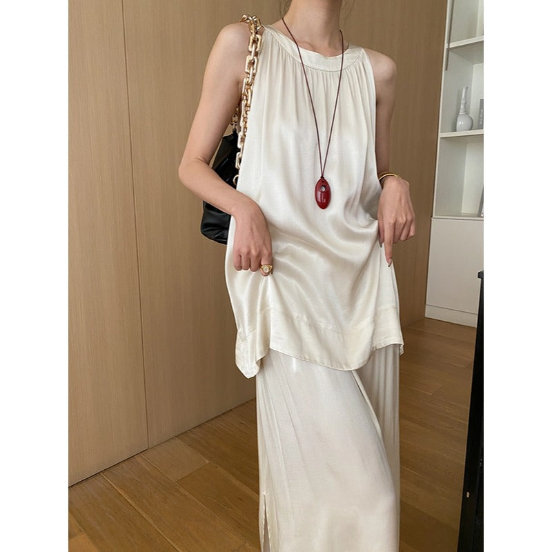 Traje de dos piezas con falda y chaleco de satén y rayón con drapeado francés