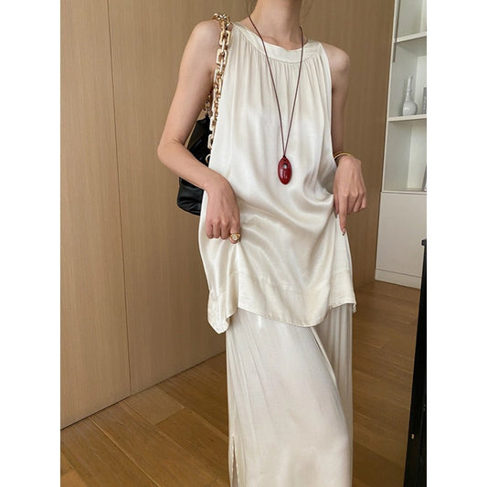 Traje de dos piezas con falda y chaleco de satén y rayón con drapeado francés