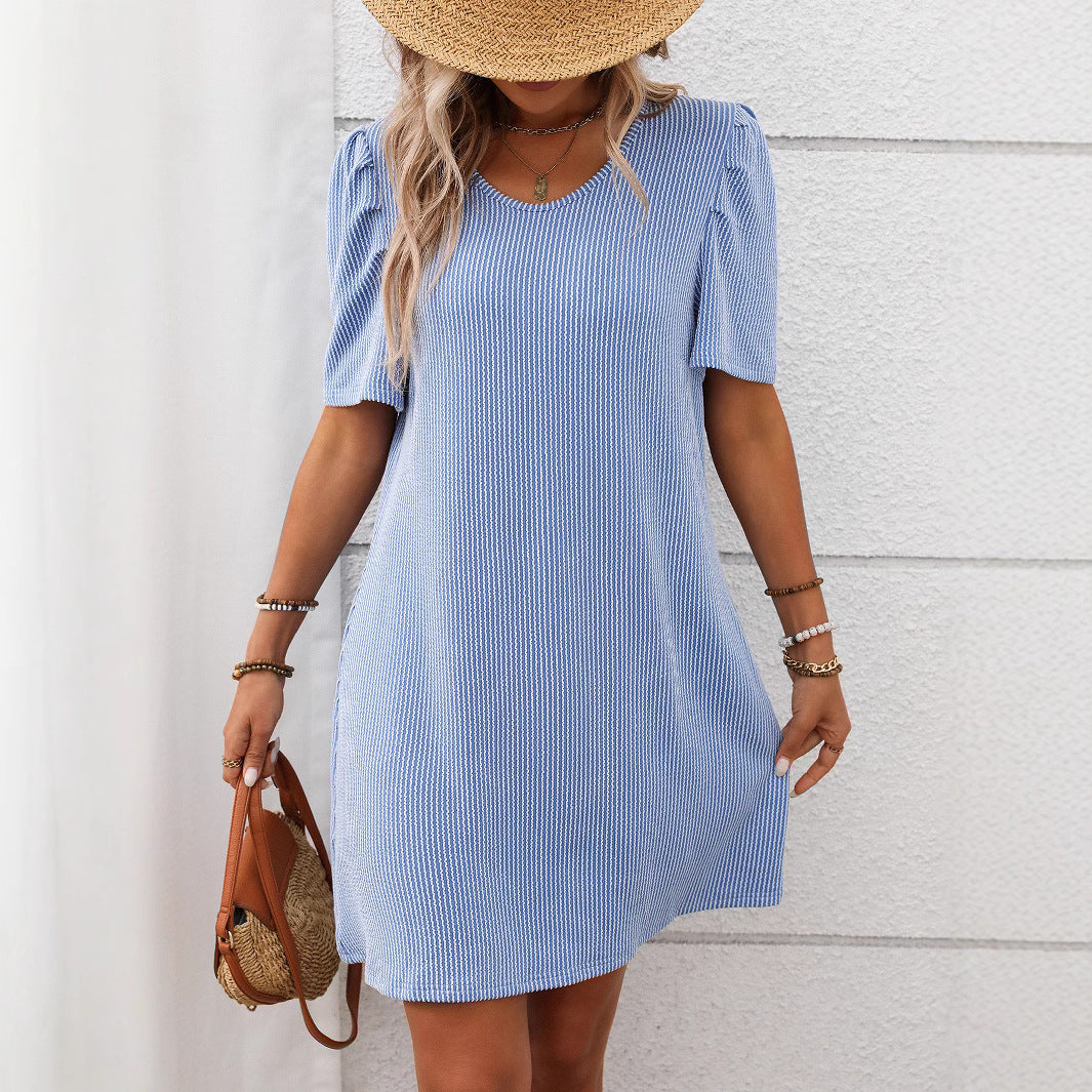Vestido de verano para mujer con mangas abullonadas y tiras torcidas de colores contrastantes y largo medio