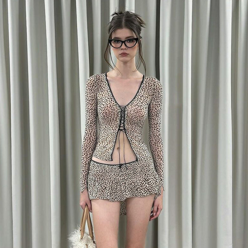 Conjunto de minifalda y camiseta de manga larga con tirantes y cuello en V con estampado de leopardo de verano para mujer