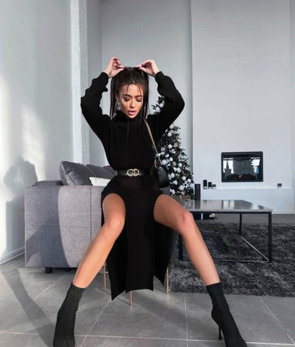 Vestido popular de lana con cuello alto, manga larga y abertura en el muslo