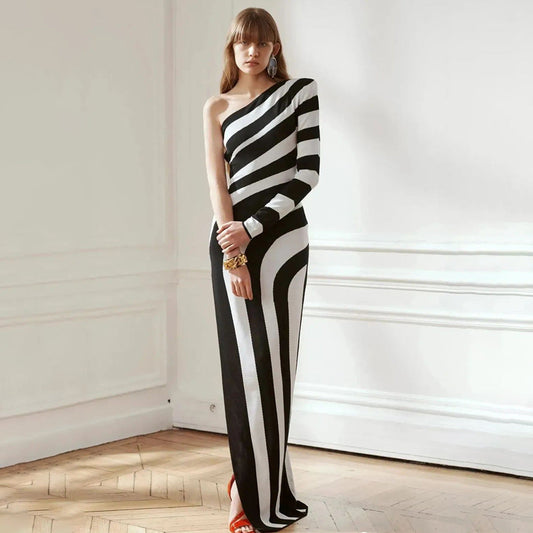Vestido de otoño-invierno con rayas blancas y negras, sexy, con abertura alta y un hombro descubierto, sencillo, estilo vendaje.