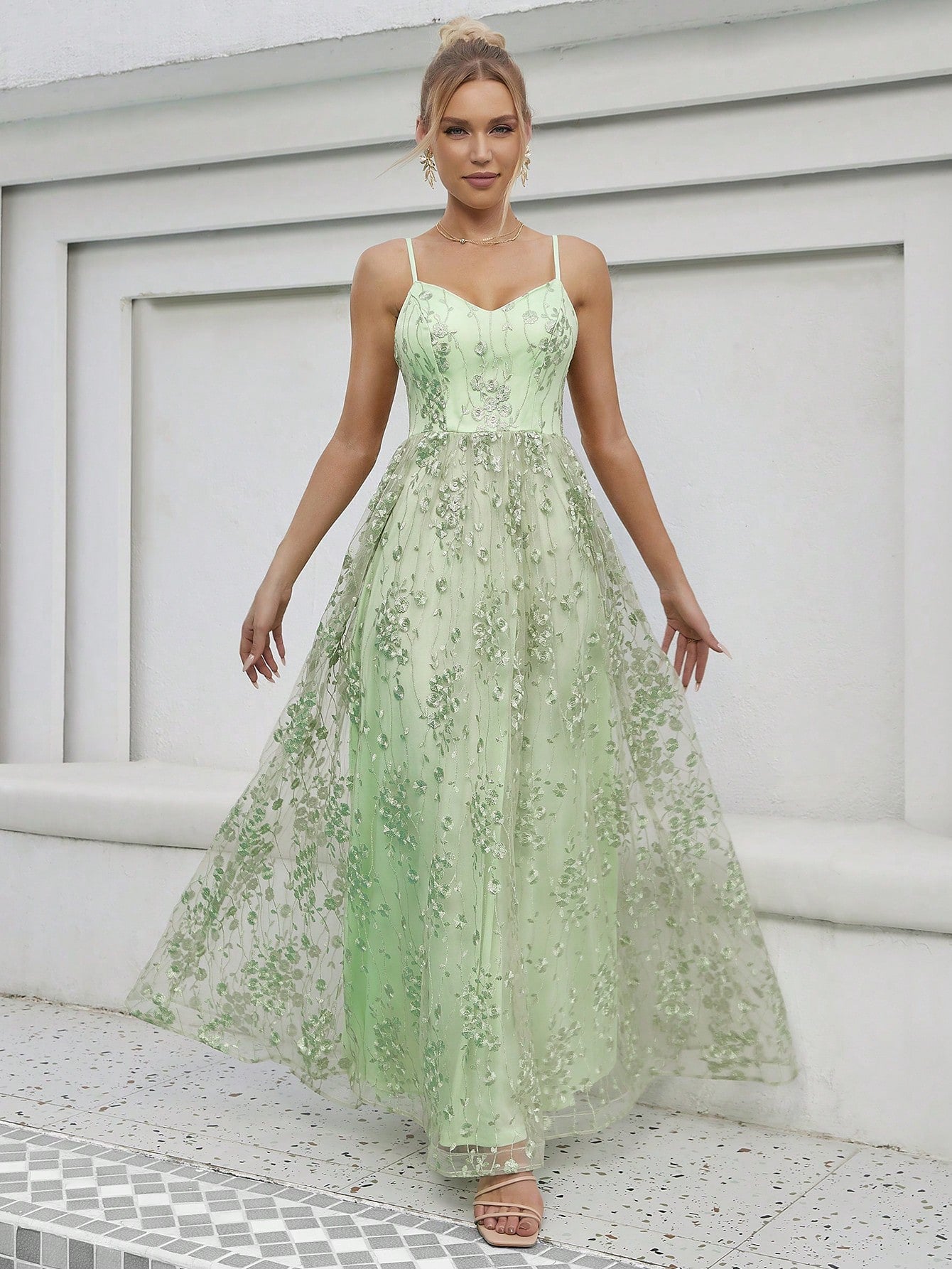 Vestido de noche con escote en V y tirantes, de malla bordada, sin espalda, elegante, para baile, fiesta, dama de honor.