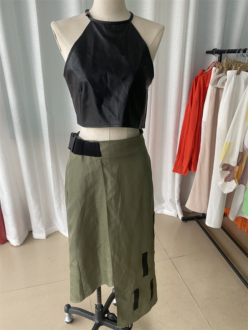 Traje de mujer sin mangas con cuello halter y top corto con falda asimétrica irregular de dos piezas